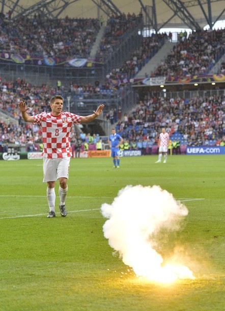 Cầu thủ Croatia cố gắng dập lửa.